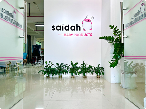 جدار تاريخ الشركة يضم معالم منتجات الأطفال